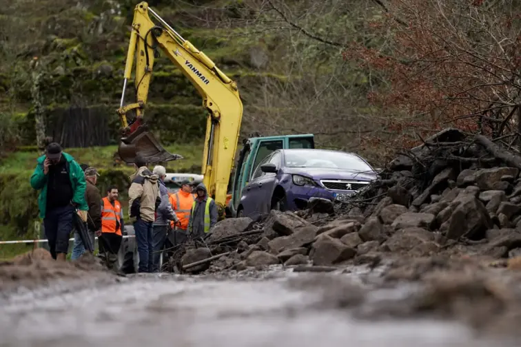 Máquina procede à retirada dos destroços resultantes de uma derrocada